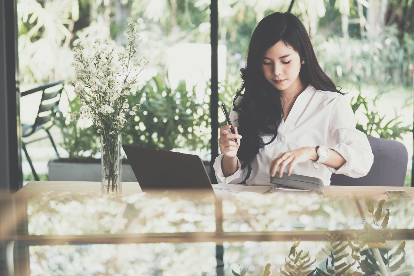 Asian business woman doing paperwork