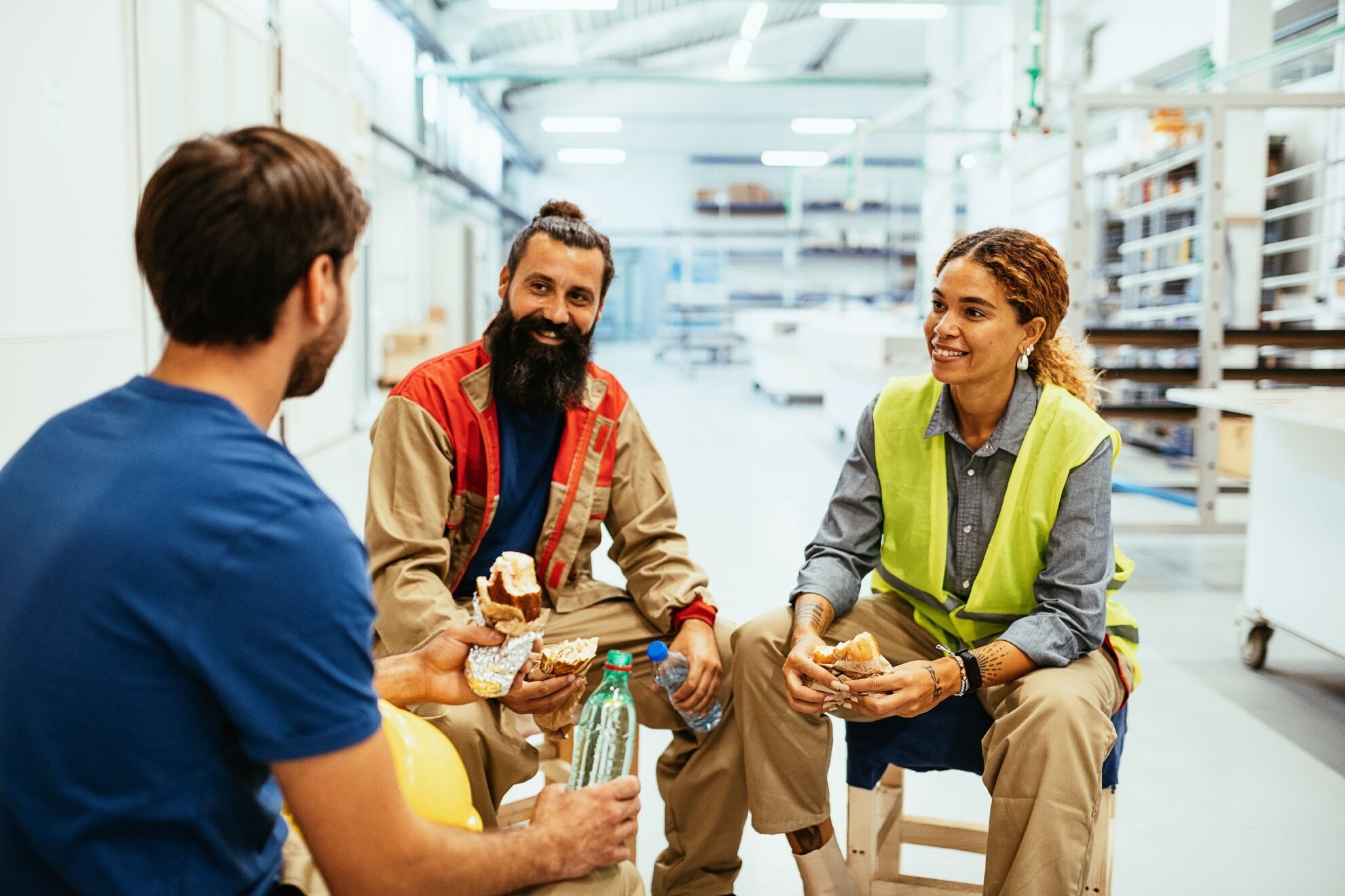 blue-collar-workers-having-a-lun