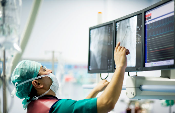 iStock-182157308---Cardiologist-doctors-are-in-a-angio-operation,-one-of-the-doctors-following-the-LCD-screens-for-the-stent...-(-real-life---resized